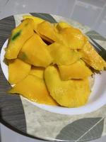 Mango frisch in Scheiben schneiden foto
