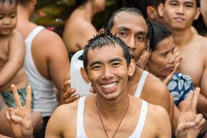 pura tirta empul, bali, indonesien - 17. august 2016 - balinesen im tempel zur vollmondfeier foto