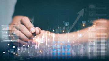 geschäftsmann, der das grafikdiagramm der umsatzwachstumstechnik analysiert, formuliert marketingstrategien und -pläne und verwaltet die verbesserungen, die für den geschäftserfolg sowohl finanziell als auch investitionen behoben werden müssen foto