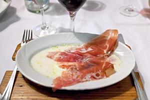 Mozzarella mit Parma Prosciutto Crudo schmelzen foto