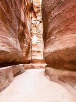 schmaler al-siq-durchgang zur antiken stadt petra foto