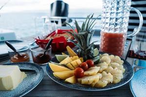 Frühstückslayout mit Obst und Brot foto