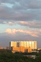 städtisches gebäude, das im sommer von sonnenuntergangslicht beleuchtet wird foto