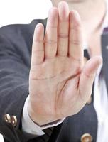 Stop-Schild von einer Handfläche - Geschäftsmann Geste mit der Hand foto