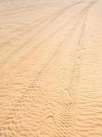 Reifenabdruck auf Dünensand in der Wadi-Rum-Wüste foto