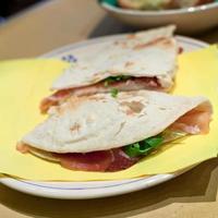 Italienisches Sandwich - Piadina Romagnola mit Prosciutto Crudo foto