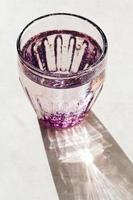 facettiertes Glas mit Quellwasser foto