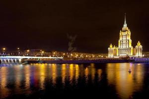 Nachtansicht von Stalins Vysotka und Novoarbatsky-Brücke in Moskau foto