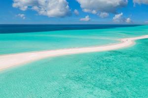 erstaunliche reiselandschaft, landschaftlich reizvolle luftnatur. Sandbank mit tiefem Ozean und türkisfarbener Meereslagune unter bewölktem Himmel. natürlicher welthintergrund schön für werbung, tapete oder website-vorlage foto