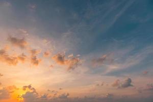 schöner orangefarbener Sonnenuntergangshimmel. Naturhimmelhintergrund, Sonnenstrahlen mit bunten Wolken, inspirierende und meditative Himmelslandschaft, Skyline. abstrakte natürliche Ansicht foto