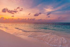 Nahaufnahme Meer Sandstrand. schöne Strandlandschaft. Inspirieren Sie den Horizont der tropischen Strandlandschaft. verträumt sonnenuntergang himmel ruhig beschaulich entspannen sonnenuntergang sommerstimmung. positive energie, meditation sommer tropische insel foto