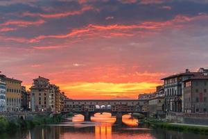 Arno und Ponte Vecchio bei Sonnenuntergang, Florenz, Italien