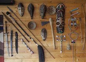 einheimische afrikanische Stammeskunst und Waffen foto