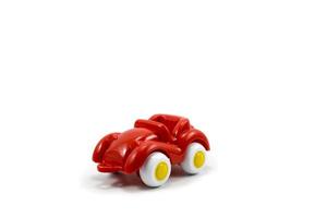 Retro-Auto mit offenem Dach Plastikspielzeug rote Farbe isoliert auf weiß foto