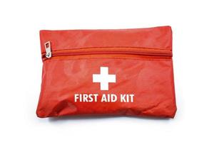 tragbare rote Erste-Hilfe-Tasche mit Reißverschluss, die normalerweise im Auto platziert wird, in Nahaufnahme foto