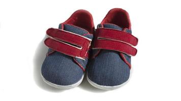 Baby Jeans gemustert und rote Schuhe isoliert auf weißem Hintergrund foto