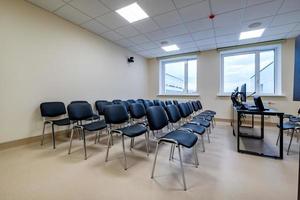 sitzreihen im innenraum eines modernen leeren konferenzsaals für geschäftstreffen foto