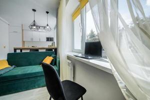 Möbel im Inneren des teuren Wohnzimmers in Studio-Apartments oder Wohnungen mit Sofa-TV-Tisch und Stühlen foto