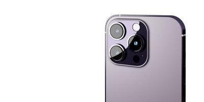 rückansicht des realistischen neuen smartphone-modells mit kamera in lila farbe für produktwerbung ui und ux infografik-präsentationsschnittstellendesign. Technologiekonzept. 3D-Darstellungswiedergabe foto