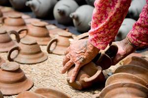 Leute, die Keramik auf dem einen der Bhaktapur-Quadrate ， Nepal machen foto