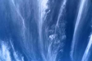 atemberaubendes Zirruswolkenbildungspanorama in einem tiefblauen Himmel foto
