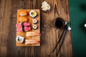 orientalisches japanisches Sushi-Set mit Meeresfrüchten foto