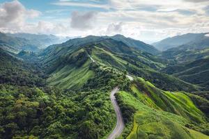 Hochwinkelansicht Berg und Straße, Nan Thailand foto