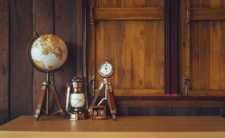 Globus auf einem Holztisch in einem Holzhaus, um die Welt reisen foto