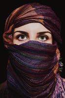 Porträt der schönen grünäugigen Frau im Hijab foto