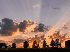 Sonnenaufgang über dem Hügel foto