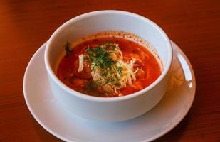 Tomatensuppe in der Schüssel foto