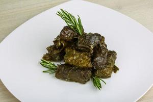 Dolma auf dem Teller und Holzhintergrund foto