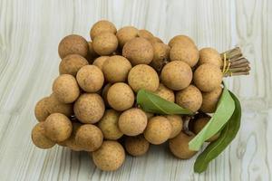 Longan auf Holzhintergrund foto