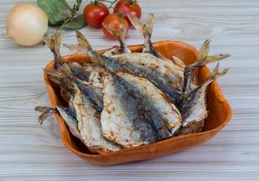 trockener Fisch in einer Schüssel auf Holzhintergrund foto