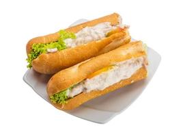 Thunfischsandwich auf weißem Hintergrund foto
