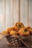 Korb mit frischen Muffins auf Holzhintergrund. hausgemachte Kuchen mit Gemüse und Käse. Rezept für ein Gericht der Herbstsaison.
