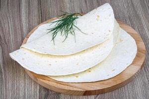 Tortillas auf Holzbrett und Holzhintergrund foto