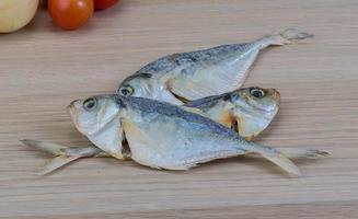 trockener Fisch auf Holzhintergrund foto