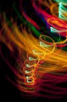 spiralförmige Lichtlinien, die einen Tornado- oder Whirlpool-Effekt erzeugen