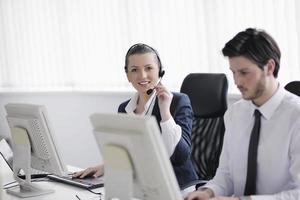 Geschäftsleute, die im Kunden- und Helpdesk-Büro arbeiten foto