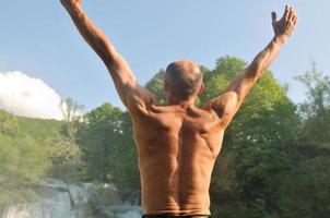 Mann Blick auf den Wasserfall foto