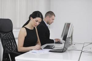 Geschäftsleute, die im Kunden- und Helpdesk-Büro arbeiten foto