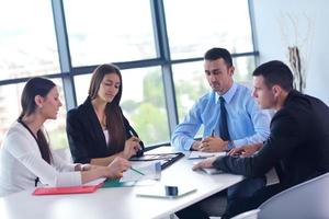 Geschäftsleute gruppieren sich bei einer Besprechung im Büro foto