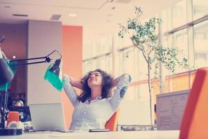 junge Geschäftsfrau im Büro foto