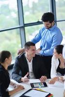 Geschäftsleute in einer Besprechung im Büro foto