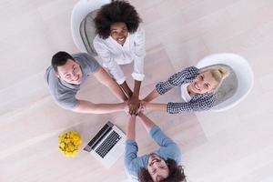 Draufsicht des multiethnischen Startup-Business-Teams beim Treffen foto