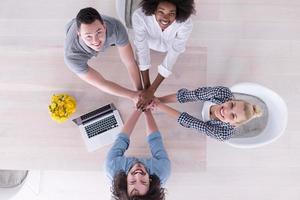 Draufsicht des multiethnischen Startup-Business-Teams beim Treffen foto