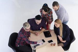 luftaufnahme der geschäftsleutegruppe beim treffen foto