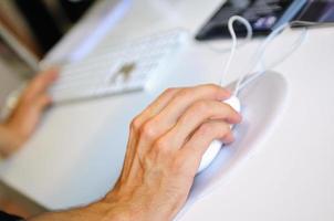 Verlust der männlichen Hand auf der Maus während der Arbeit am Laptop foto