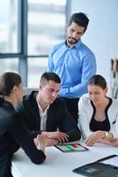 Geschäftsleute gruppieren sich bei einer Besprechung im Büro foto